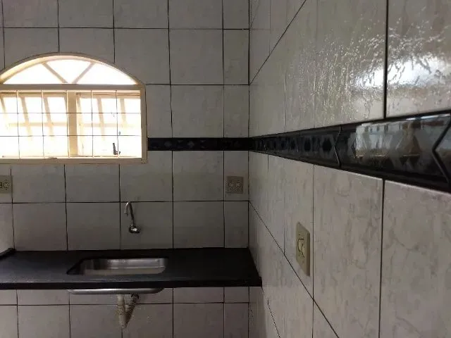 Imagem 5: Casa em Uberaba / Fundos - Quarto, Sala, Cozinha e Banheiro