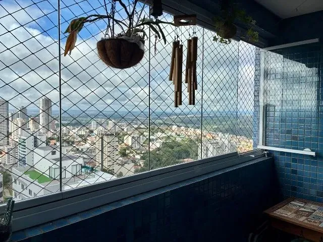 Imagem 2: Vista Privilegiada e Conforto: 3 Quartos (1 Suíte) no Centro - Último Andar