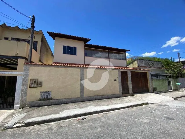 Imagem: A casa possui 3 Dormitórios, 2 Banheiros, 4 Vagas na