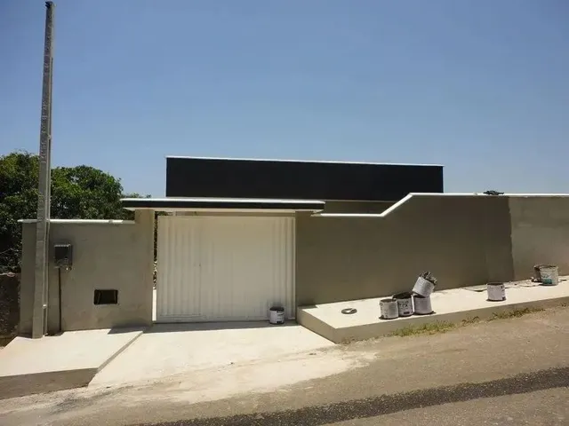 Imagem: A casa possui 3 Dormitórios, 2 Banheiros, 1 Vaga na