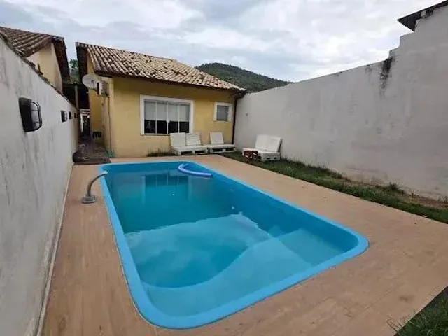 Imagem: A casa possui 2 Dormitórios, 1 Suíte, 1 Banheiro, 2 Vagas