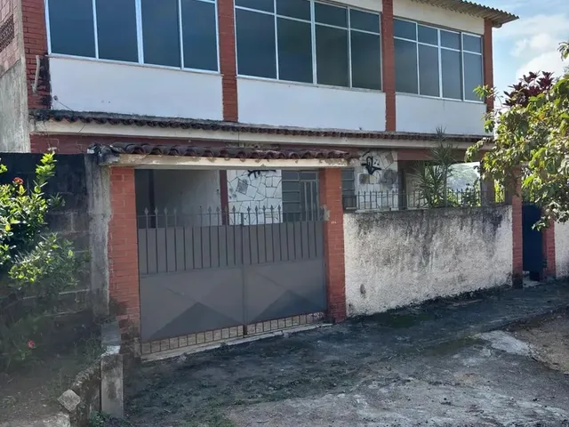 Imagem: A casa possui 4 Dormitórios, 1 Suíte, 4 Banheiros, 2