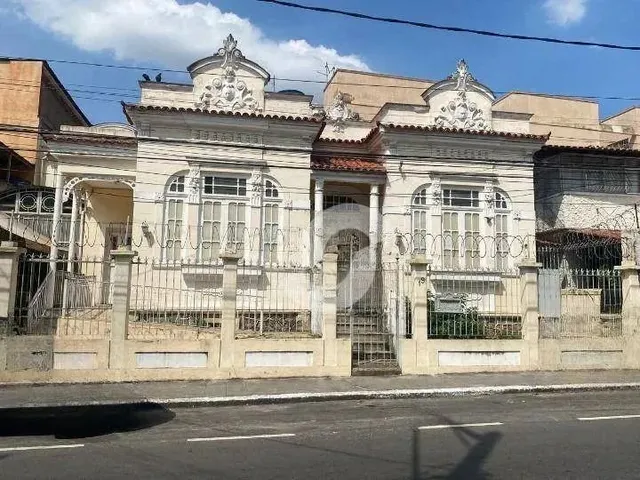 Imagem: Casa com 8 Dormitórios À Venda, 328 M²