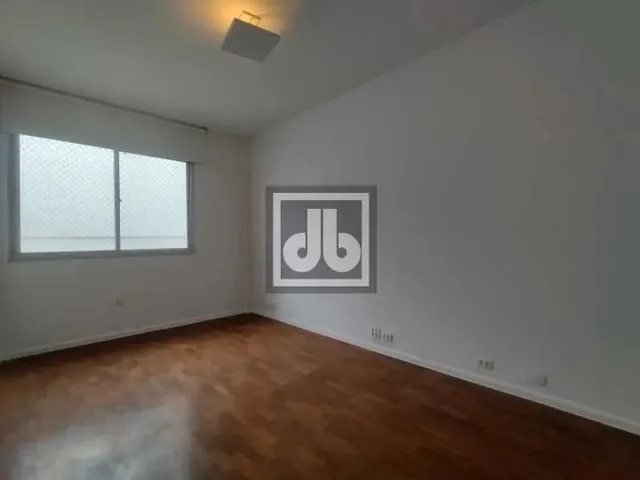 Imagem 10: Apartamento À Venda no Leblon Desocupado com Varanda, 4 Quartos Sendo 2 Suítes