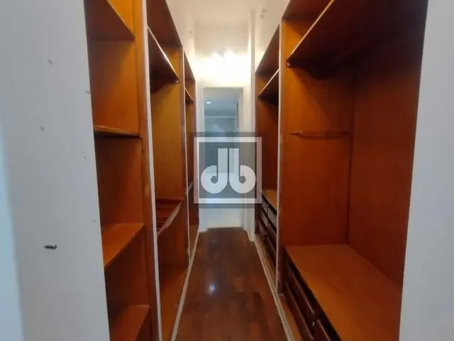 Imagem 2: Apartamento À Venda no Leblon Desocupado com Varanda, 4 Quartos Sendo 2 Suítes