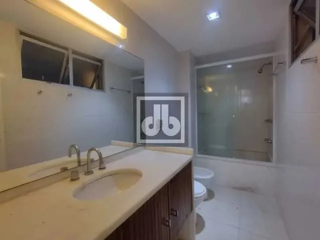 Imagem 15: Apartamento À Venda no Leblon Desocupado com Varanda, 4 Quartos Sendo 2 Suítes