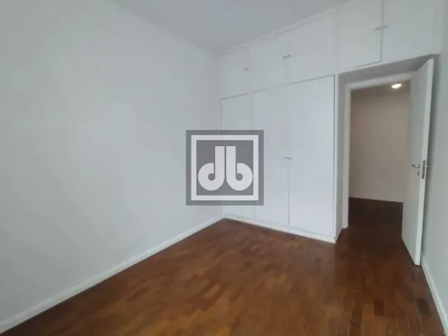 Imagem 7: Apartamento À Venda no Leblon Desocupado com Varanda, 4 Quartos Sendo 2 Suítes
