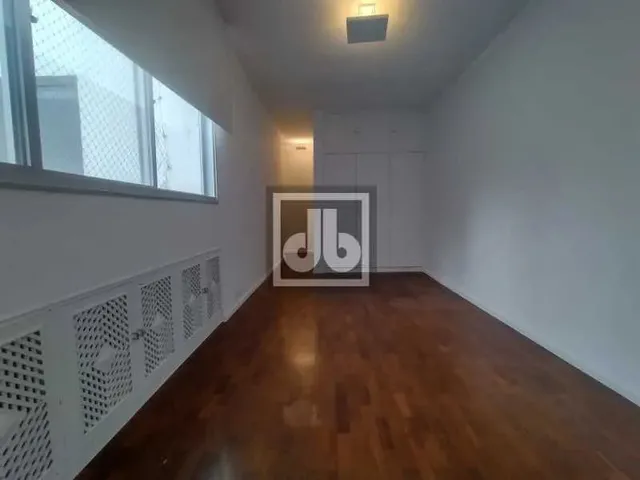 Imagem 5: Apartamento À Venda no Leblon Desocupado com Varanda, 4 Quartos Sendo 2 Suítes
