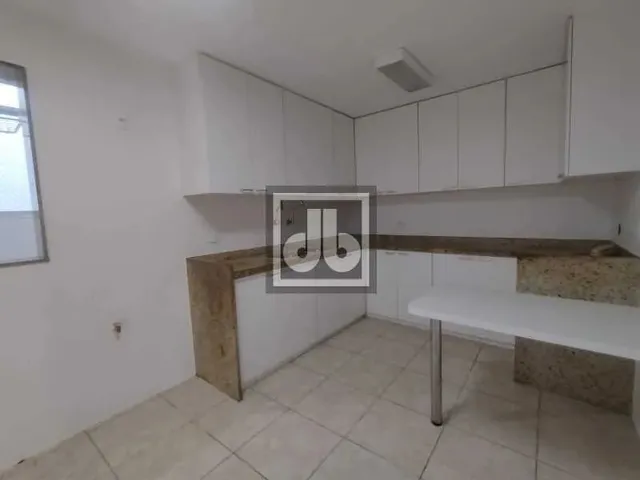 Imagem 16: Apartamento À Venda no Leblon Desocupado com Varanda, 4 Quartos Sendo 2 Suítes