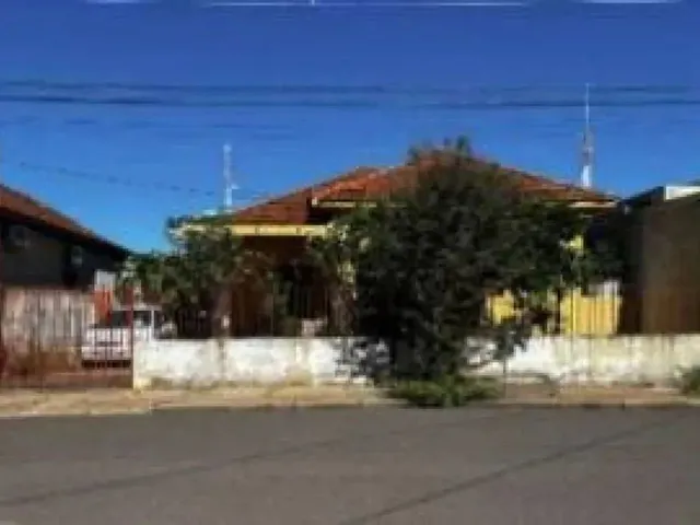 Imagem: A casa possui 1 Dormitório, 1 Banheiro, 1 Vaga na garagem,