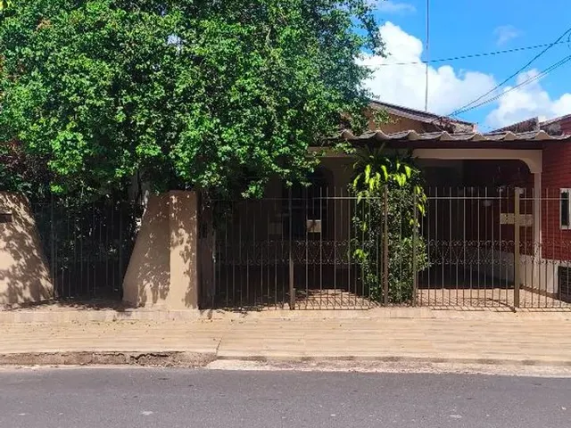 Imagem: A casa possui 4 Dormitórios, 2 Suítes, 4 Banheiros, 2