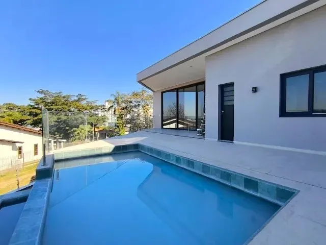 Imagem: A casa possui 4 Dormitórios, 3 Suítes, 5 Banheiros, 3