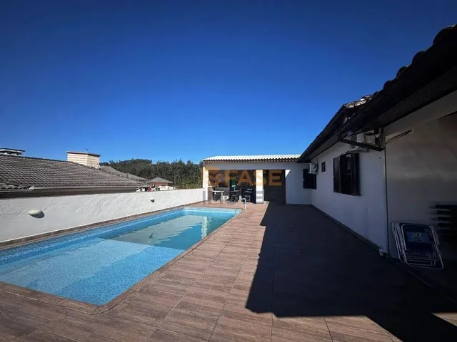 Imagem 1: Casa com Piscina e Área Arborizada com 4 Dormitórios e 3 Banheiros À Venda, 170,00 M²