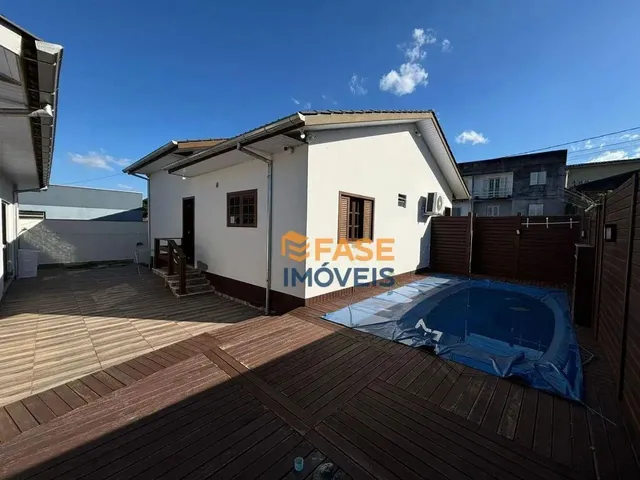Imagem: Casa com Piscina com 2 Dormitórios Sendo