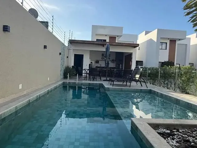 Imagem: A casa em condomínio possui 4 Dormitórios, 3 Suítes, 5