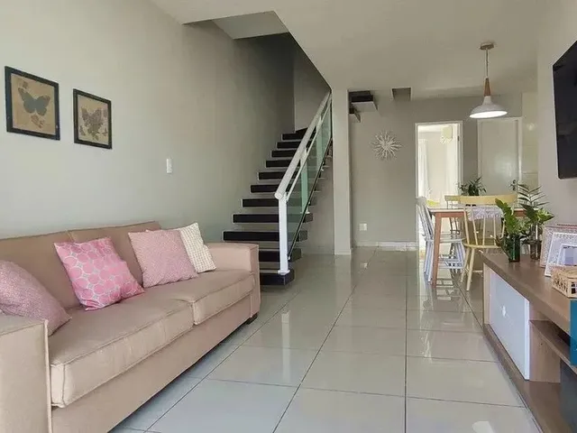 Imagem 6: Casa Duplex Solta com Amplo Terreno, Frente para Praça na Região Central do Eusébio