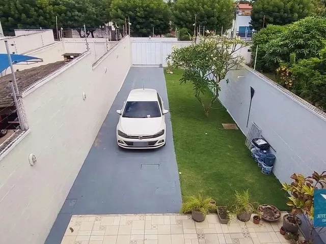 Imagem 4: Casa Duplex Solta com Amplo Terreno, Frente para Praça na Região Central do Eusébio
