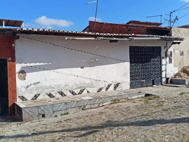 Imagem: A casa possui 3 Dormitórios, 3 Banheiros, 1 Vaga na