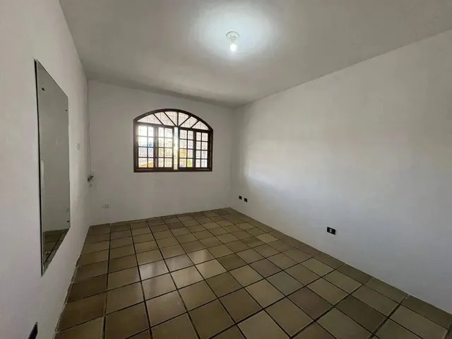 Imagem 4: Casa com 4 Quartos e Piscina