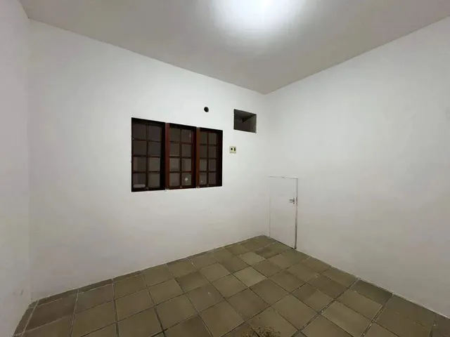 Imagem 3: Casa com 4 Quartos e Piscina