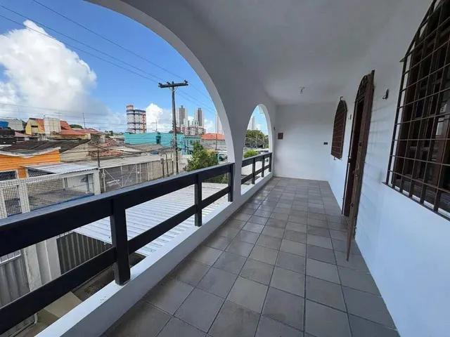 Imagem 9: Casa com 4 Quartos e Piscina