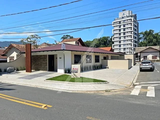 Imagem: A casa possui 2 Banheiros, 2 Vagas na garagem, 180m² de