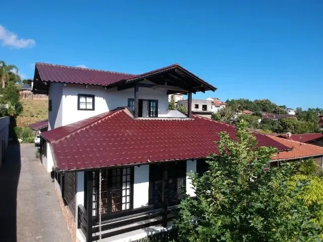 Imagem: A casa possui 5 Dormitórios, 1 Suíte, 3 Banheiros, 5