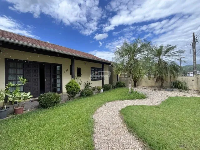 Imagem: Casa Ampla com Área de Festas e Piscina