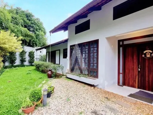 Imagem: A casa possui 3 Dormitórios, 1 Suíte, 2 Banheiros, 2