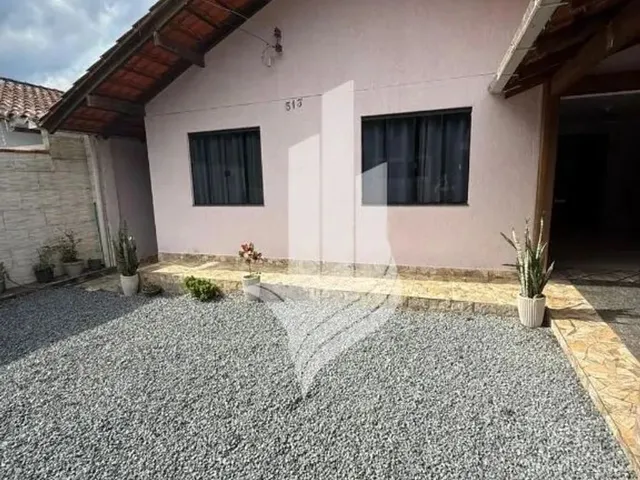 Imagem: A casa possui 3 Dormitórios, 2 Banheiros, 2 Vagas na