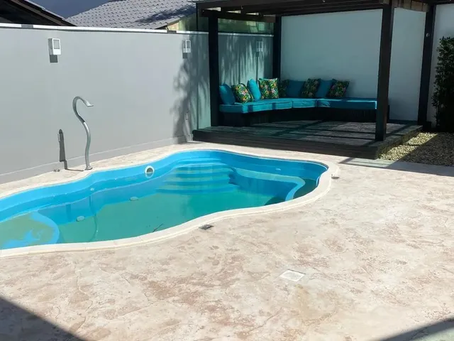 Imagem: Casa - 6 Dormitórios - 5 Suítes - Localizado