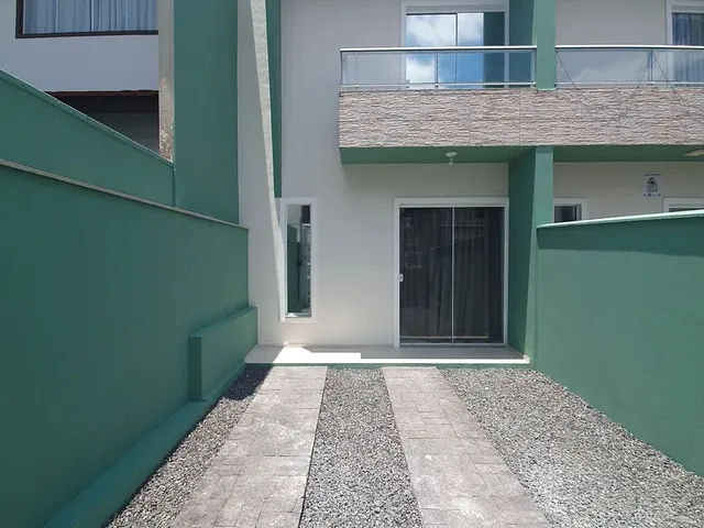Imagem: A casa possui 2 Dormitórios, 2 Suítes, 3 Banheiros, 1