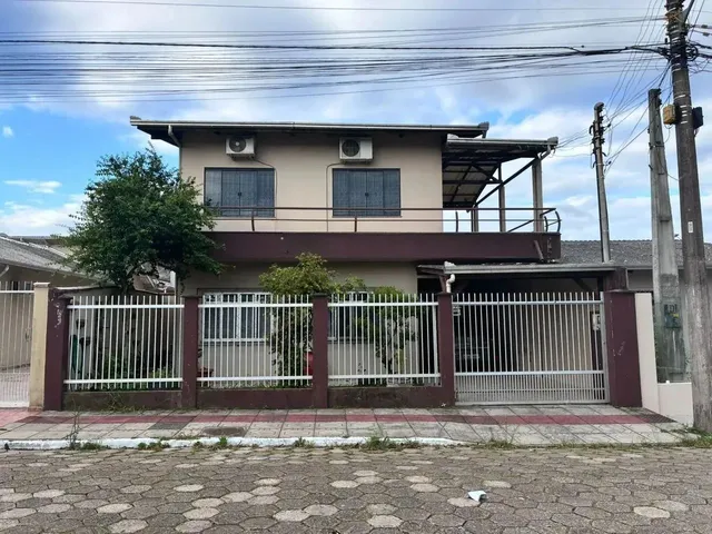 Imagem: Casa no Bairro Cordeiros em Excelente Localização