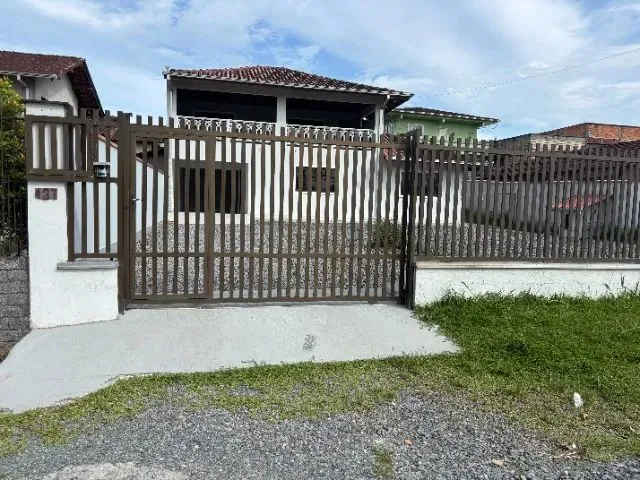 Imagem: A casa possui 3 Dormitórios, 2 Banheiros, 2 Vagas na