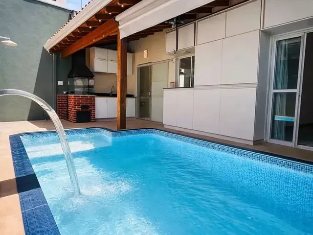 Imagem: A casa em condomínio possui 3 Dormitórios, 3 Suítes, 4