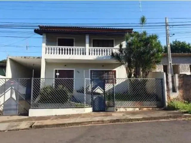 Imagem: A casa possui 3 Dormitórios, 1 Suíte, 4 Banheiros, 2