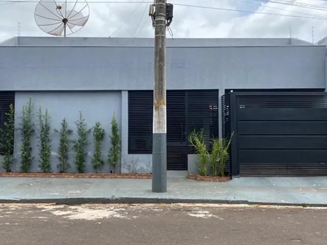 Imagem: A casa possui 4 Dormitórios, 1 Suíte, 3 Banheiros, 2