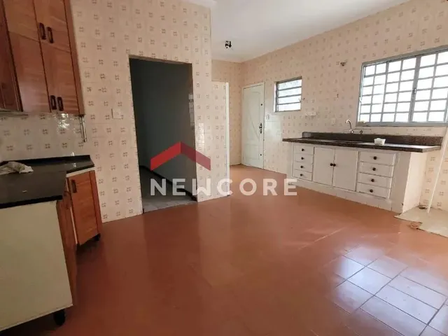 Imagem: A casa possui 3 Dormitórios, 2 Banheiros, 2 Vagas na