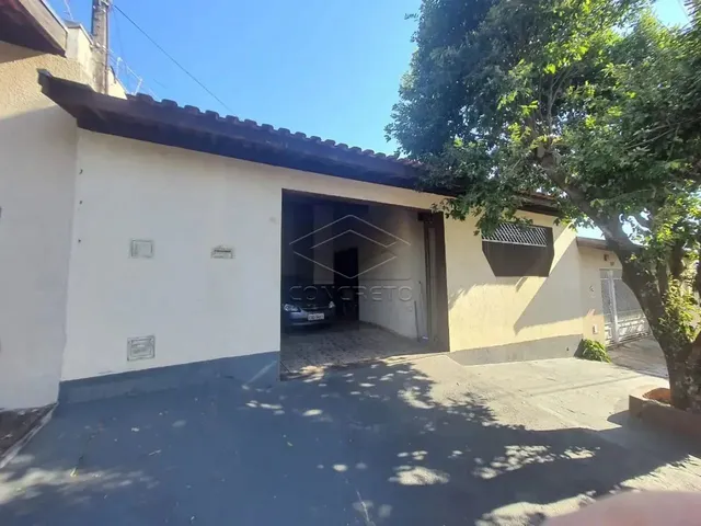 Imagem: A casa possui 3 Dormitórios, 2 Banheiros, 2 Vagas na