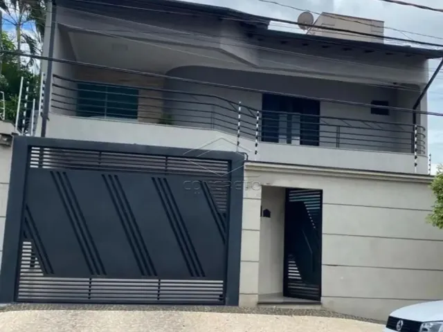 Imagem: A casa possui 3 Dormitórios, 1 Suíte, 2 Banheiros, 5