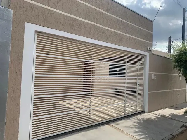 Imagem: A casa possui 3 Dormitórios, 1 Suíte, 3 Banheiros, 2