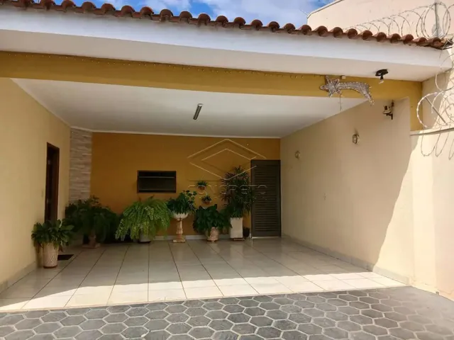 Imagem: A casa possui 3 Dormitórios, 3 Banheiros, 4 Vagas na