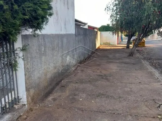 Imagem: A casa possui 3 Dormitórios, 1 Suíte, 1 Banheiro, 4 Vagas