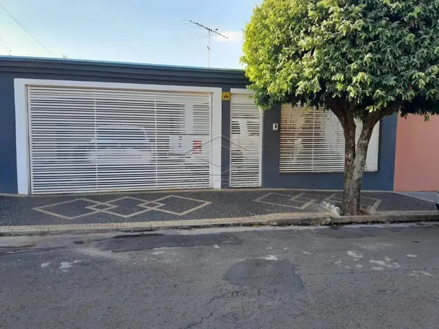 Imagem: A casa possui 4 Dormitórios, 2 Suítes, 4 Banheiros, 5