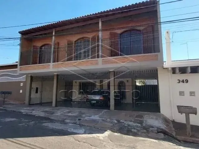 Imagem: A casa possui 5 Dormitórios, 4 Banheiros, 4 Vagas na