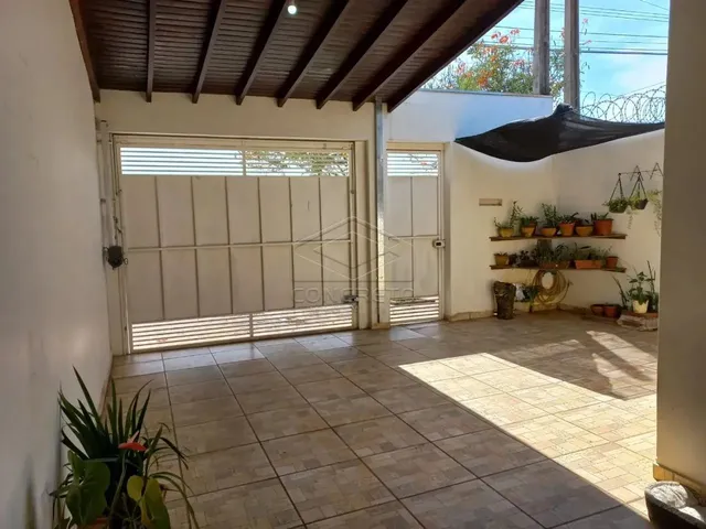 Imagem: A casa possui 3 Dormitórios, 1 Suíte, 2 Banheiros, 2