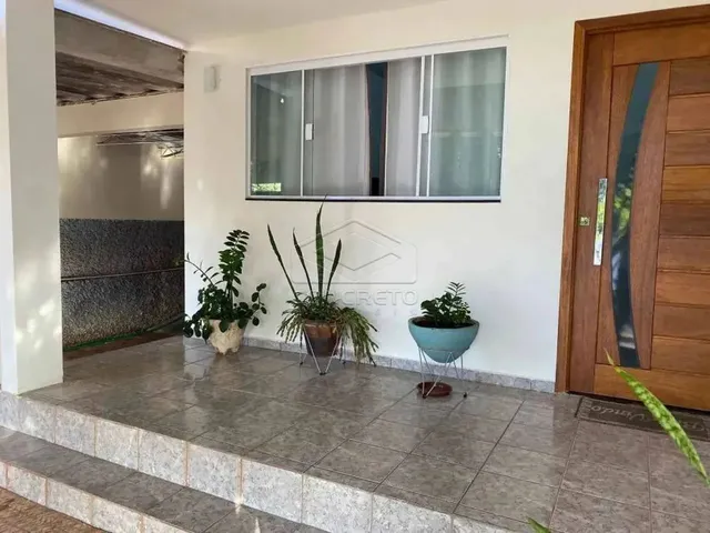 Imagem: A casa possui 5 Dormitórios, 1 Suíte, 4 Banheiros, 4
