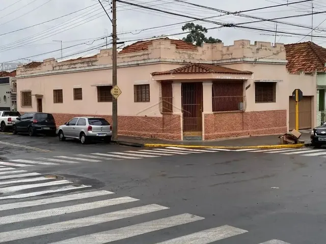 Imagem: A casa possui 3 Dormitórios, 1 Suíte, 2 Banheiros, 3