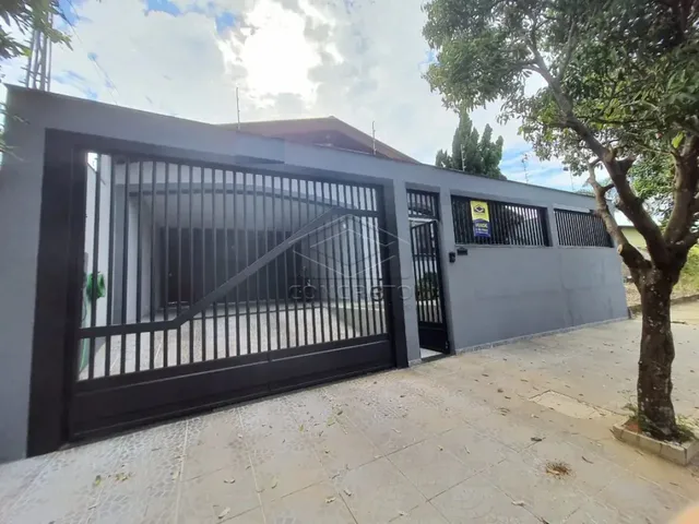 Imagem: A casa possui 3 Dormitórios, 3 Banheiros, 2 Vagas na