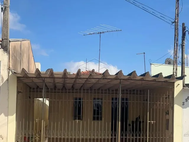 Imagem: A casa possui 3 Dormitórios, 2 Banheiros, 2 Vagas na